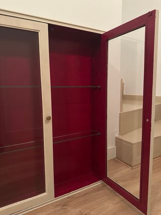Vitrina restaurada beige y roja
