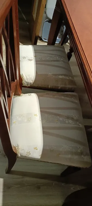 Mesa comedor extensible con sus sillas de madera