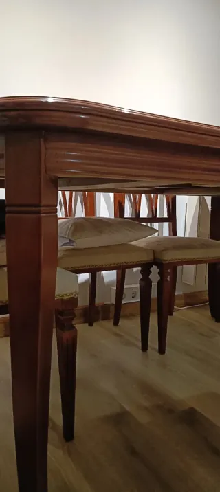 Mesa comedor extensible con sus sillas de madera