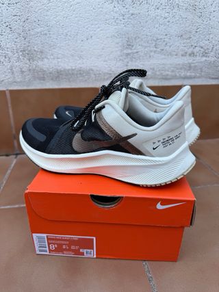 Zapatilla Nike Quest 4 PRM Negra y Dorada