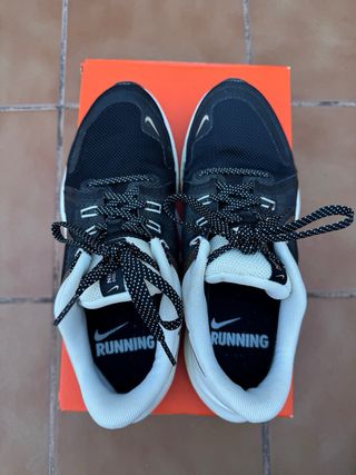 Zapatilla Nike Quest 4 PRM Negra y Dorada