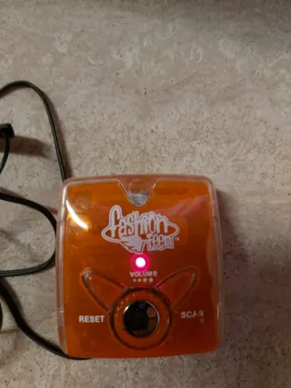 Radio Arancio Vintage con Cuffie