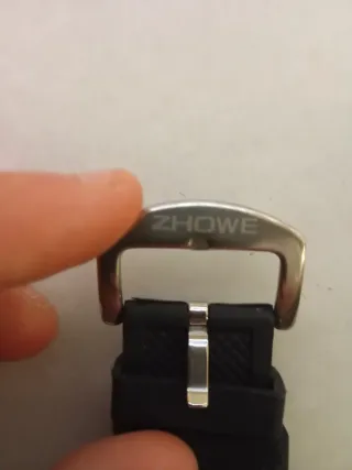 Reloj Elegante Negro y Dorado