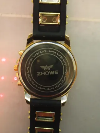 Reloj Elegante Negro y Dorado