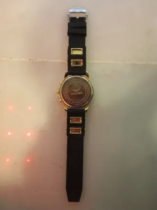 Reloj Elegante Negro y Dorado
