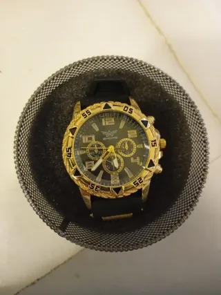 Reloj Elegante Negro y Dorado
