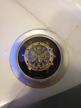 Reloj Elegante Negro y Dorado