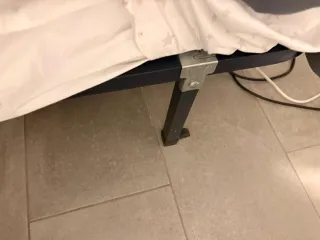 Cama individual de madera con colchón