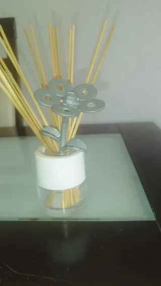 Flor decorativa de arandelas y tornillo