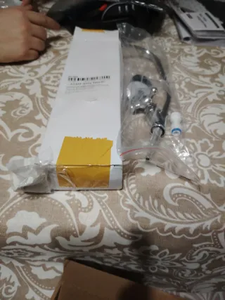 Grifo de cocina plateado y transparente