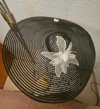 Pamela negra con flor blanca