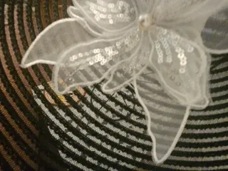 Pamela negra con flor blanca