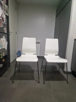 2 Sillas Blancas Patas metálicas