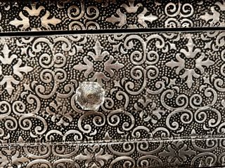 Cómoda madera mango chapa aluminio labrada