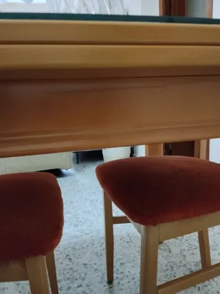 Mesa de madera con sillas y cristal incluido