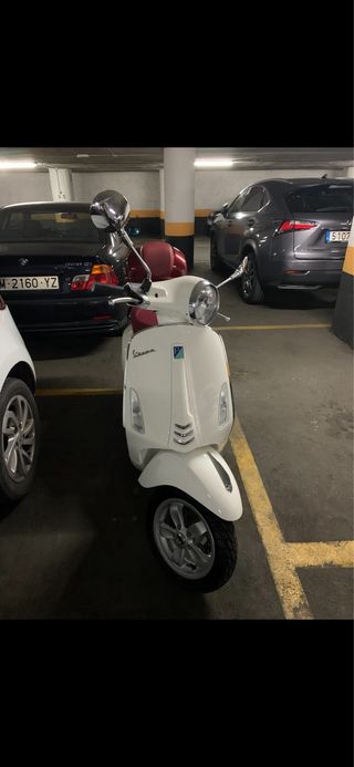 Vespa Primavera 50cc Blanca y burdeos