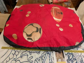 Cama para perros con diseño de balones