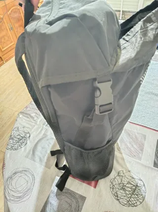 Mochila negra con diseño de puntos