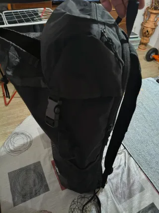 Mochila negra con diseño de puntos