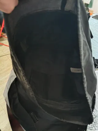 Mochila negra con diseño de puntos