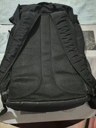 Mochila negra con diseño de puntos