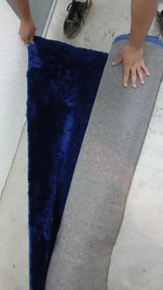 Elegante alfombra terciopelo azul