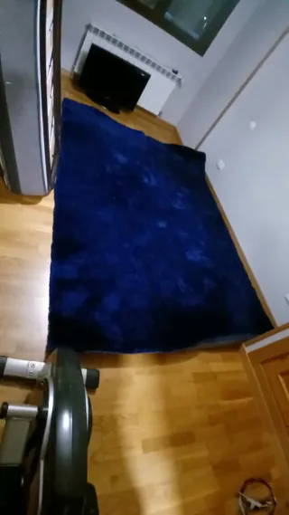 Elegante alfombra terciopelo azul