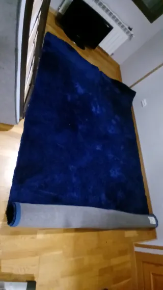 Elegante alfombra terciopelo azul
