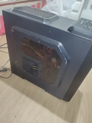 Ordenador sobremesa negro