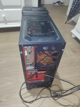 Ordenador sobremesa negro