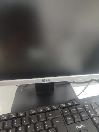 Ordenador sobremesa negro