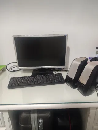 Ordenador sobremesa negro