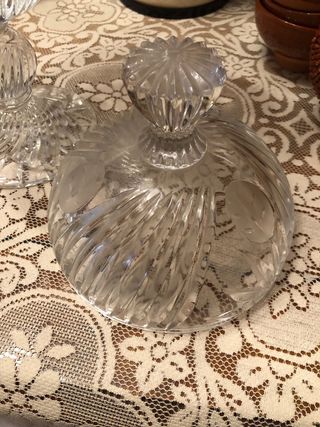 Jarrón de cristal tallado con tapa