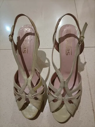 Sandalias JONi Beige y Dorado Mujer