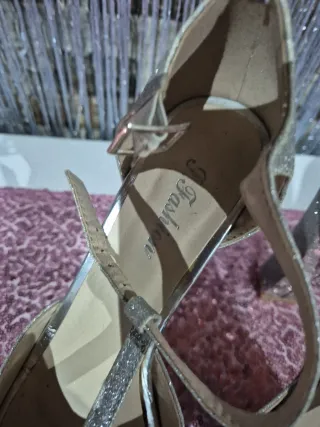Zapatos de tacón plateados brillantes