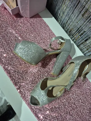 Zapatos de tacón plateados brillantes