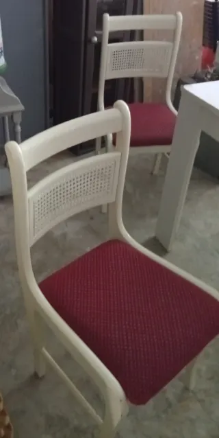 Sillas de comedor blancas y rojas tengo 2 iguales.