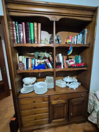 Armario de madera y silla con cojín