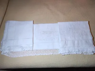 Sábana antigua bordada con encaje