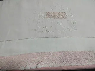 Sábana antigua bordada con encaje