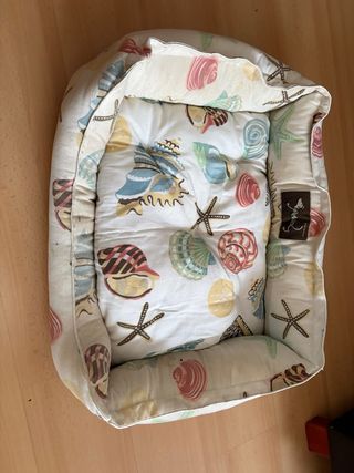 Cama para perro con estampado de conchas