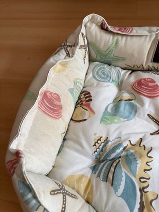 Cama para perro con estampado de conchas