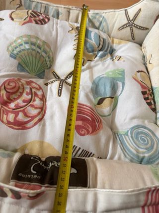 Cama para perro con estampado de conchas