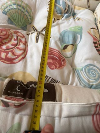 Cama para perro con estampado de conchas