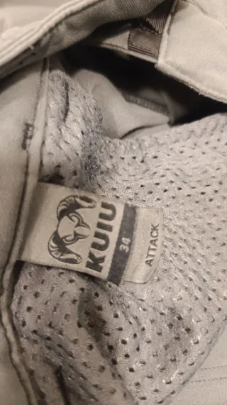 Pantalón Kuiu Attack. Color gun metal