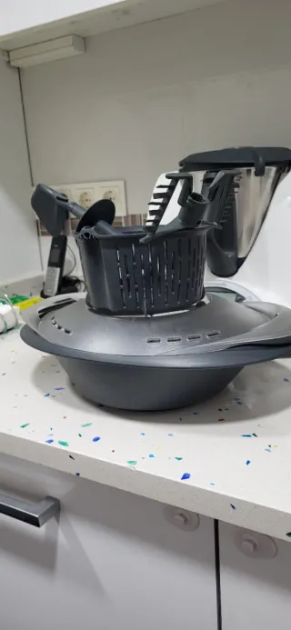 Thermomix TM31 con accesorios y libros