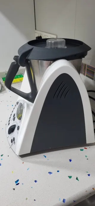 Thermomix TM31 con accesorios y libros