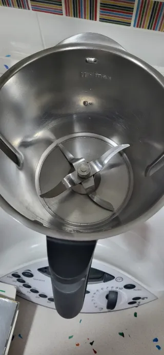 Thermomix TM31 con accesorios y libros