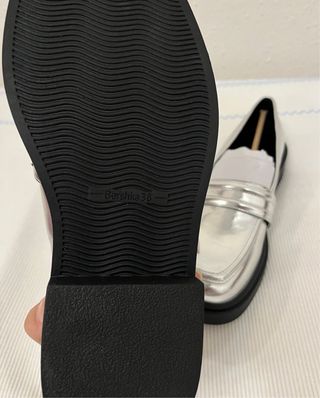 Zapatos mocasines plateados Bershka Talla 38
