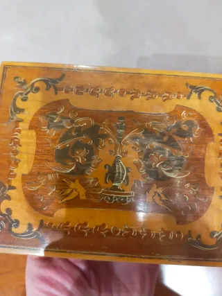 Scatola porta sigari in legno con carillon